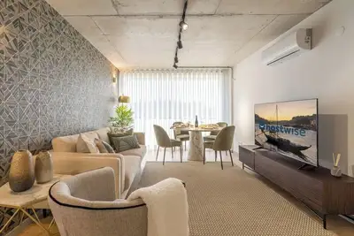 Image de HostWise - Luxurious Apartment w/ Balcony and Pool