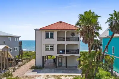 Image de Twin Palms: 4 Bedroom Beachfront Home on North Cape- Sleeps 12 and Pet Friendly!