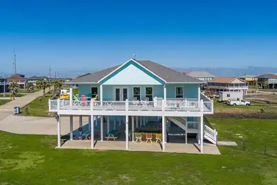 Image de The Esscape - Beautiful 3rd row with large fenced yard, great views!