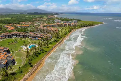 Escape to the Coast: Unwind with Ocean Views & Beachfront Convenience! ! !
