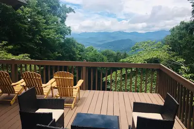 Image de Cabin, Mtn. Views, w/Hot Tub, Min’s to Asheville or Black Mtn. , 3k Sf 3 Story! ! !