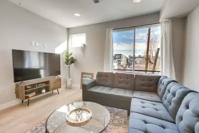 Image de Rooftop Deck & Hot Tub: Walkable Denver Townhome