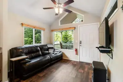 Image de Tiny Home @ Mt. Rainier with hot tub, fireplace, and WiFi