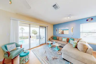 Image de Water-view haven with sound-view balcony, shared pool, WiFi, and Ac
