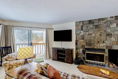 Image de Condo with fireplace, W/D & shared pool - shuttle access to Okemo Mountain