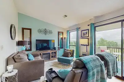 Image de Golf-course condo with fast WiFi, shared pool, & hot tub - close to everything