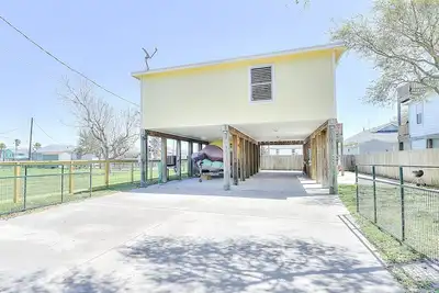Image de Ocean-view home with fast WiFi, central Ac, and private washer/dryer