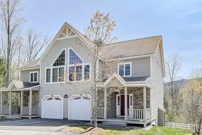 Image de 3-Story Condo Near Lincoln w/Fireplace, Shared Hot Tub, Pool, Sauna, Gym, Grills