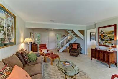 Image de Fully Renovated with Beautiful Views Across From The Beach!