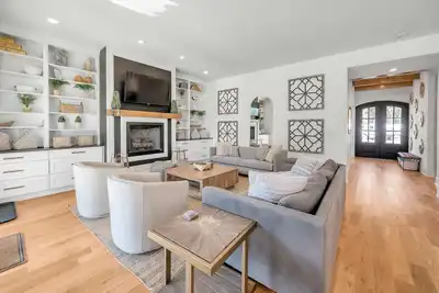 Image de Luxury Home | Hot Tub | Game Room | Downtown | Patio & Firepit