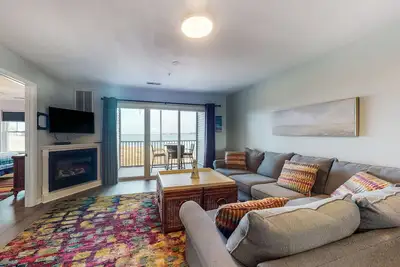 Image de Stylish coastal gem with amazing river & bay views - steps to sandy beach