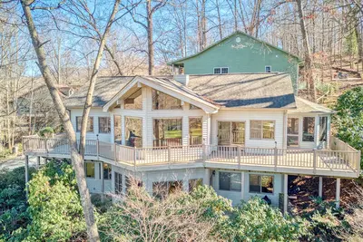 Image de Spacious retreat with golf course views, WiFi, lake access nearby & deck