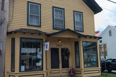 Image de Trailside Townhouse in the center of Indian Lake