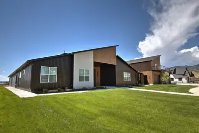Image de Modern Home w/ Indoor Pool/Slide, Indoor Sports Court, 1. 5 Acres, Sleeps 40