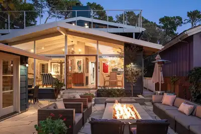 Image de Walk to beach & town! 4 bdrm sleeps 7, private yard, firepits, deck w/ocean view