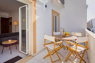 Image de Bright 1bdr Apartment W/Balcony by LovelyStay