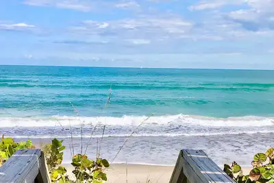 Image de Melbourne Beach Beachfront, Oceanfront with a nearly secluded Beach Unit A