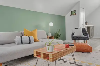 Image de Mid Century Zen, 1 Br, Comfy Queen Bed. Near Dt.