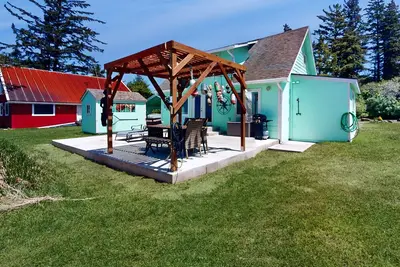 Image de Waterfront cottage w/ large deck, fiber optic WiFi, views, and updated interior