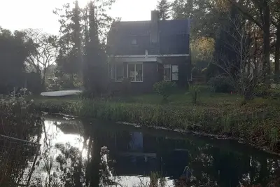 Image de Ruime vrijstaande karakteristieke gezinswoning, direct aan het water