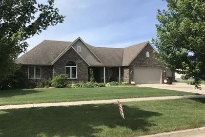 Image de Large home on golf course, close to Seven Oaks, Ledges Park & Isu. Sleeps 12+