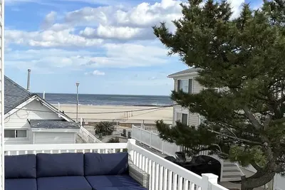 Image de Steps from beach/boardwalk! Ocean views and hot tub! Parking Included!