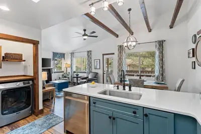 Image de Mountain Escape! Explore town, eat, shop or relax!