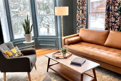 Image de ✧ Bright East Side 4br ✧ Walk Downtown & Track ✧