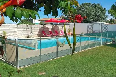 Image de maison au calme avec piscine chauffée et vélos au centre de l'île de Ré