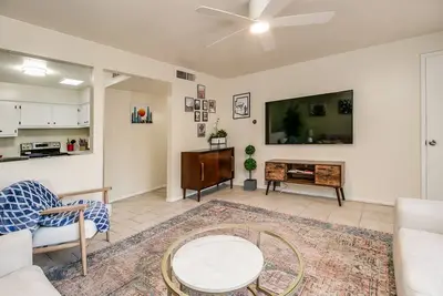 Image de 2 Bedroom w\/Patio in Popular Phoenix Arcadia Area!