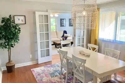 Image de Guest Favorite! Perfect Location Between Sav & Tyb