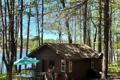 Image de Lakefront Mini Cabin private acre of Woods 🏞️