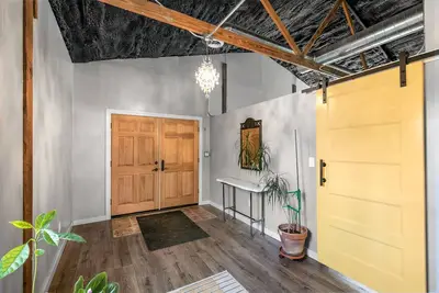 Image de Into the woods with this unique home near Branson