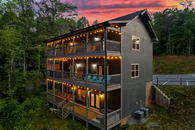 Image de Luxury Cabin nestled in the highly sought after Cottages at the Glades