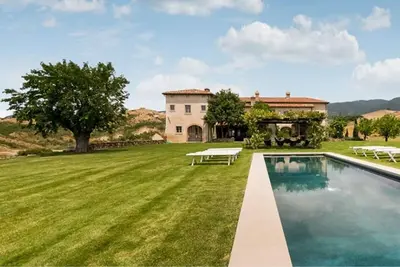 Superb villa in Val d'Orcia. heated pool. design interiors
