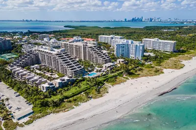 Image de Beautiful apartment in condo with pools, tennis and beach access