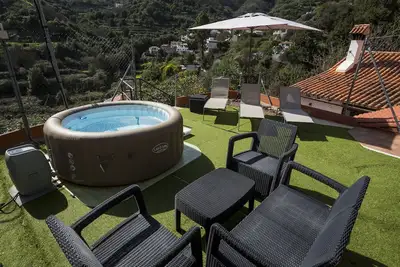 Image de Petite maison avec bain à remous, vue sur les montagnes et WiFi (adaptée au télétravail)