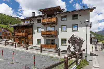 Image de Appartement \"Sun Mountain Planet Suite House\", avec vue montagnes, Wi-Fi et balcon.
