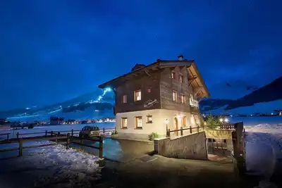 Image de Appartement 'Chalet La Marinella' avec vue sur les montagnes, jardin partagé et Wi-Fi