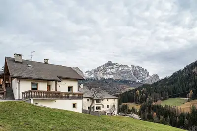 Image de Appartement de vacances 'Ciasa Alfred' avec vue sur les montagnes, Wi-Fi et balcon