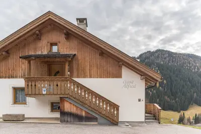 Appartement \"Ciasa Alfred\" avec vue sur la montagne, Wi-Fi et balcon
