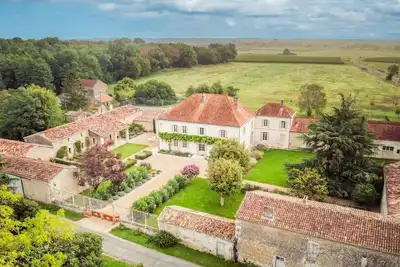 Image de Grand domaine de charme avec piscine, au coeur des vignes, à 20 kms des plages.