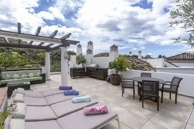 Appartement \"Beautiful Penthouse with Solarium\", vue sur la montagne, piscine, jardin et Wi-Fi