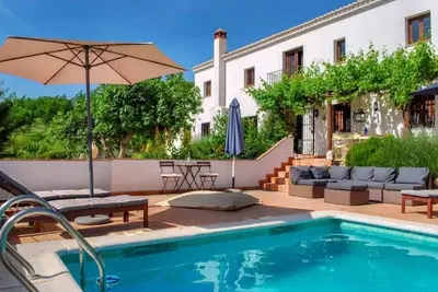Image de Finca La Casa 1950\" accueillant les animaux, avec vue sur les montagnes, piscine et Wi-Fi.