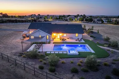 Image de Brand-new Farmhouse Style Ranch w/Fire Pit in the heart of Paso Robles!