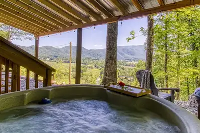 Image de Smoky Mtn Tiny Home+Hot Tub, Fire Pit & Views+2 miles to the Smokies