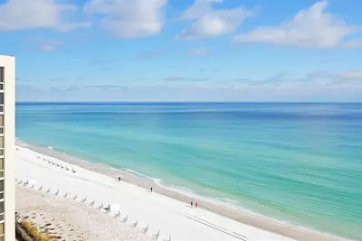 Image de Beachfront Destin Condo - Wake Up to Waves in your Beach Escape