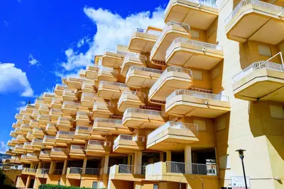 Image de Bel appartement bien entretenu avec vue sur la mer et la piscine!