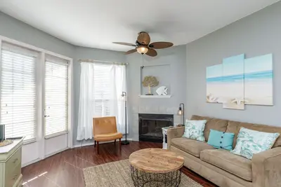Image de Has Everything You Need for A Quick Beach Getaway, Washer/Dryer in Unit!