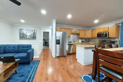 Image de Cozy Renovated 4 Br 2 Bath Split Foyer House